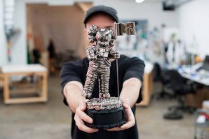 2013-mtv-vma-moonman-barclay-kaws