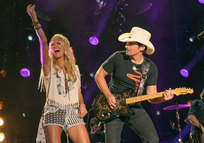 carrie-underwood-brad-paisley-jl-cma-music-festival-countrys-night-to-rock-2013-08