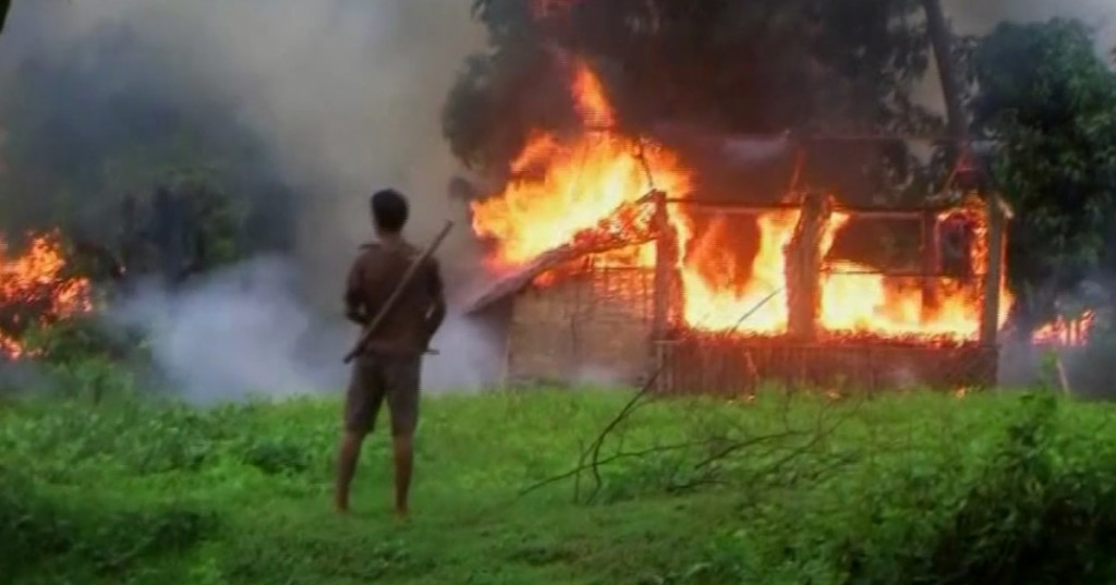 rohingya-huts-on-fire